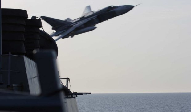 Російські військові літаки провокували есмінець США