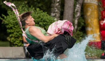 Відьми та єдинороги: німці влаштували яскравий турнір зі стрибків у воду (фото)