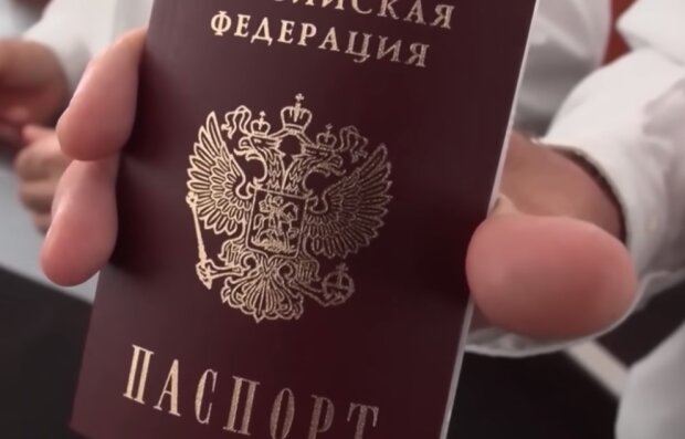 російський паспорт. Фото: скриншот Youtube