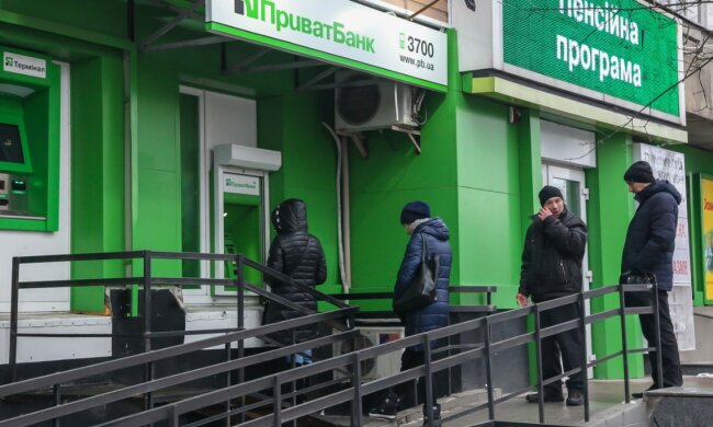 Пухнастий "працівник" ПриватБанку насмішив українців дивною позою: "Оператор зайнятий"