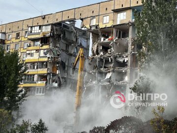 Демонтаж зруйнованого під'їзду дев'ятиповерхівки на проспекті Героїв у Дніпрі