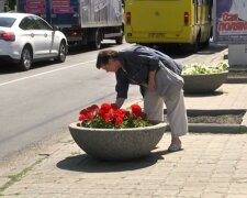 В Днепре бабульки решили подзаработать, ограбив соседей - цветочная афера накрылась медным тазом