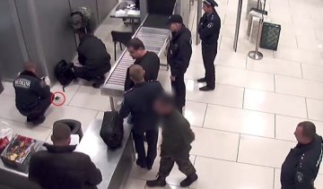 Мужчина в Жулянах пытался пронести на борт самолета гранату (видео)