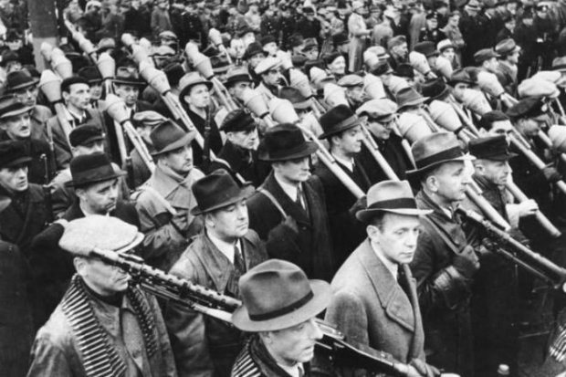 Відчай цілого народу, жінки, підлітки, старенькі беруть до рук зброю: в мережі виплив архів 1945
