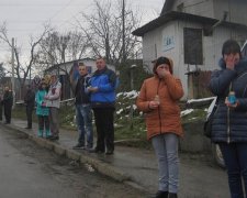 Односельці зустрічали загиблого кіборга стоячи на колінах (фото)