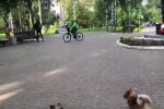 прогулянка в парку, скріншот з відео