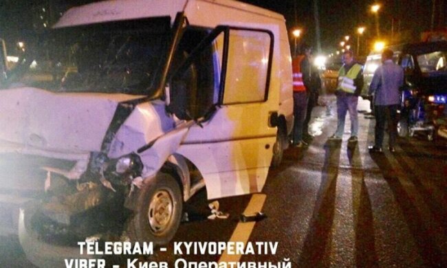 В Киеве фургон влетел в машину коммунальщиков: есть пострадавшие