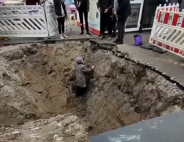 Бабушка провалилась в яму, которую вырыли коммунальщики: настоящий овраг