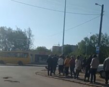 Львовяне тратят последние копейки на такси, не дождавшись маршруток Садового