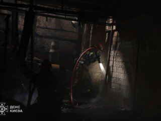 Техніка ДСНС під час гасіння пожежі в Києві