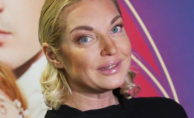 "Скинемось на млинотримач?": Волочкова закликає до доброти, її благають надіти ліфчик