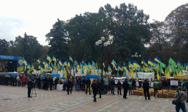 Аграрии под Советом требуют  оставить им землю