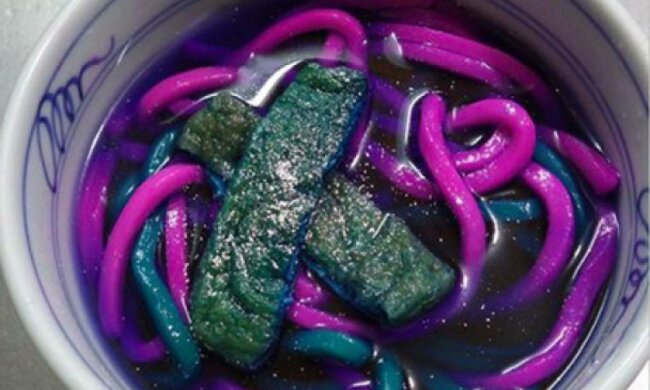 Японський вчений створив незвичну неонову локшину (фото)