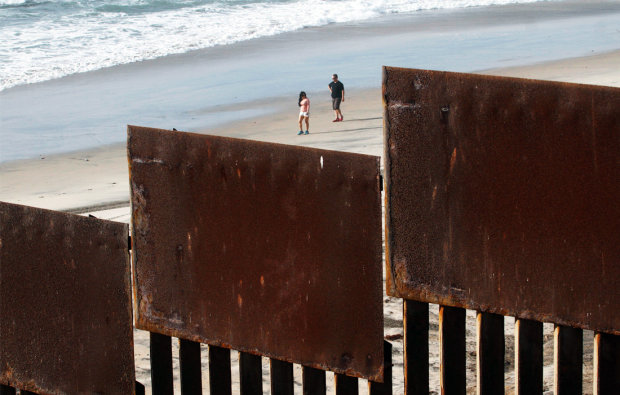 Трамп поиздевался над мексиканцами: чтобы могли видеть сквозь стену