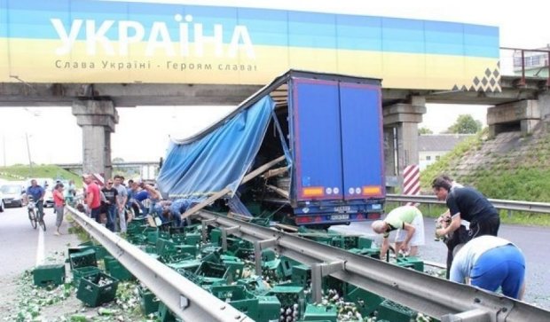 Вантажівка з пивом перетворила львів'ян на дикунів 