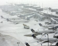 Тисячі авіарейсів скасували через снігові бурі у США