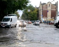 Одесити влаштували аквапарк на затоплених вулицях, в хід пішли ласти і матраци: кумедне відео масового божевілля