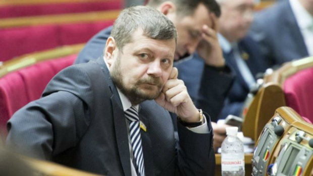 Нардеп Мосийчук избил посохом в прямом эфире известного политолога: на меня лили ведра дерьма