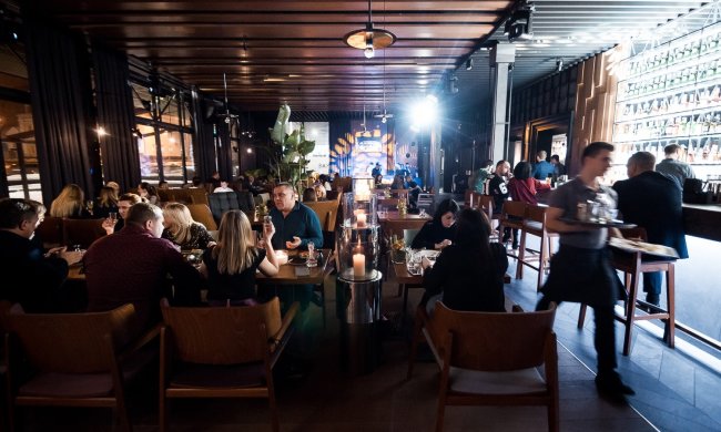 Порізані вени і черепно-мозкова: у Харкові "співаки" не змогли поділити караоке