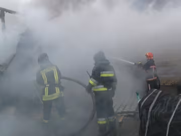 "Крематорій на колесах": на Львівщині вантажівка спалахнула на ходу, "все в диму" - кадри жаху