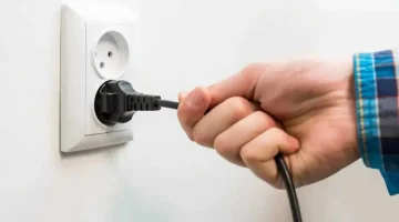Вилка в розетці: які пристрої не можна вимикати