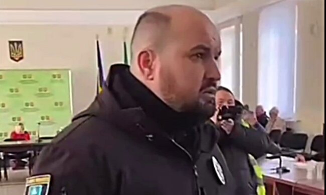 Жители устроили "западню" депутатам, не выпустив их из зала