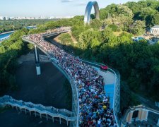 На горе-мiст Кличка заперся п'яний шумахер: вишивав як хотів, ловили всім Києвом