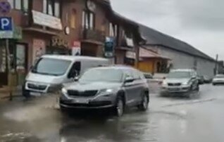 Закарпаття затопило після надпотужної зливи - мокрі ноги і зіпсовані зачіски