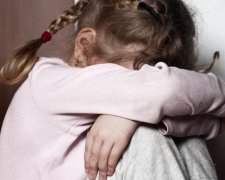 Надивилися фільмів для дорослих: підлітки жорстоко познущалися над 8-річною крихіткою