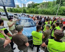 У Протасовому Яру активісти перекрили дорогу забудовникам власними авто: ситуація стає критичною