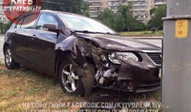 У Києві водій "Geely" в'їхав у стовп, є постраждалі