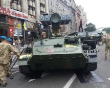 В Киев стягивают военную технику: что происходит