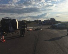Фура снесла переполненную маршрутку, скорые забирают пассажиров