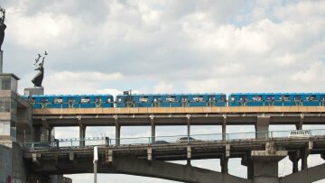 Міст Метро в Києві під час повітряної тривоги
