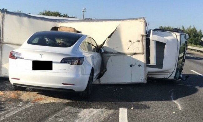 Tesla Model 3, скриншот