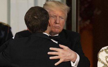 Дональде, не ревнуй: політик подражнив Трампа пристрасним поцілунком з чоловіком