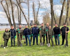 У Печерському районі Києва висадили 27 дубів Шевченка
