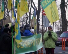 Будинок Зеленського "взяли в облогу" розлючені і працьовиті: чого вимагають від президента