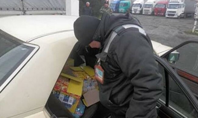 Румун замаскував цигарки під макарони (фото)