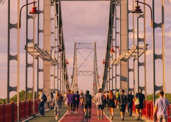 Украинцы, Киев, пешеходный мост, фото из соцсетей