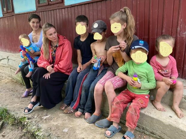 На Буковине в лесах обнаружили семью отшельников - нищета, семеро детей и мать после инсульта