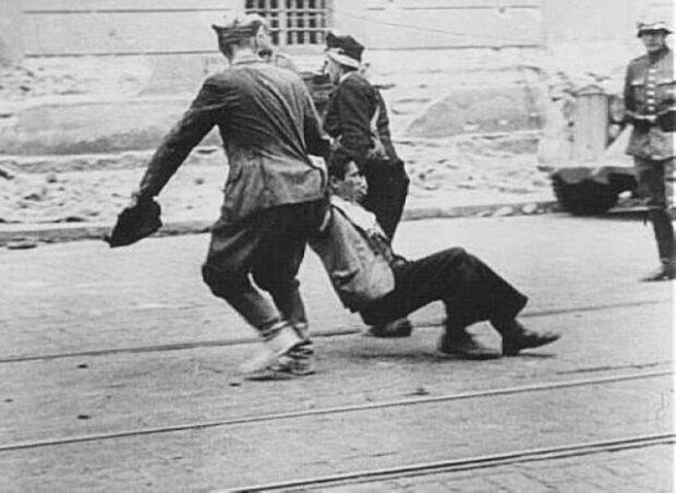 Украинцам показали дикие погромы нацистами во Львове - голые женщины ползали на коленях, Галичина умылась кровью невинных