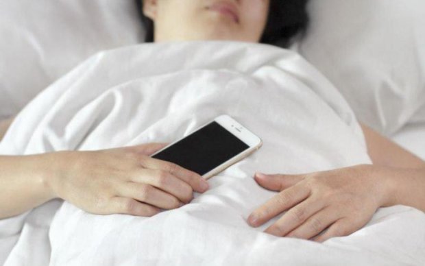 Не спите со смартфоном! Это опасно для жизни