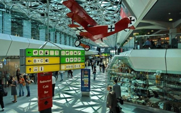 Сотрудник берлинского аэропорта случайно отравил пассажиров