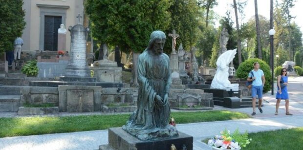 Бизнес на покойниках? Директор Лычаковского кладбища во Львове Нагай засветил бешеные доходы