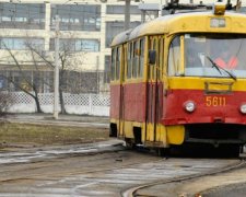 Трамвай збив п’яного чоловіка у Києві
