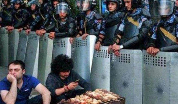 Фото дня: тортури шашликом на мітингу в Єревані