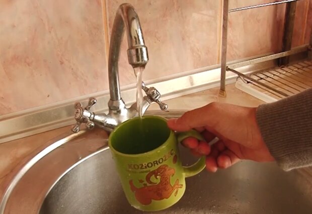 Вода из крана, кадр из видео
