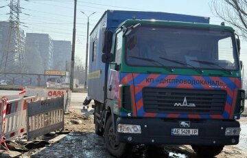 Комунальна техніка Дніпроводоканалу на лівобережжі Дніпра