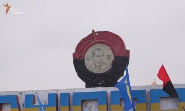  В'їжджаючих в Дніпропетровськ тепер зустрічає Бандера